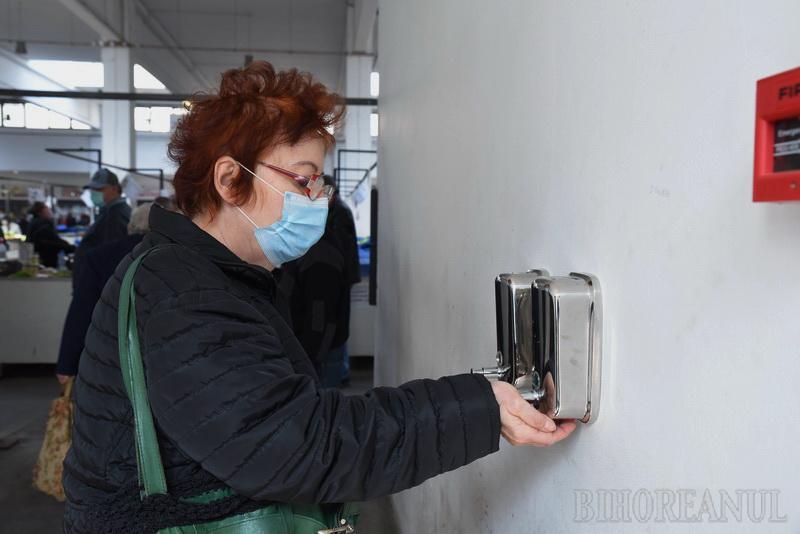 Măsuri anti-coronavirus! Comercianţii şi cumpărătorii sunt testaţi cu termometrul la intrarea în pieţe. "Nu le pasă de noi, vânzările au scăzut"-FOTO