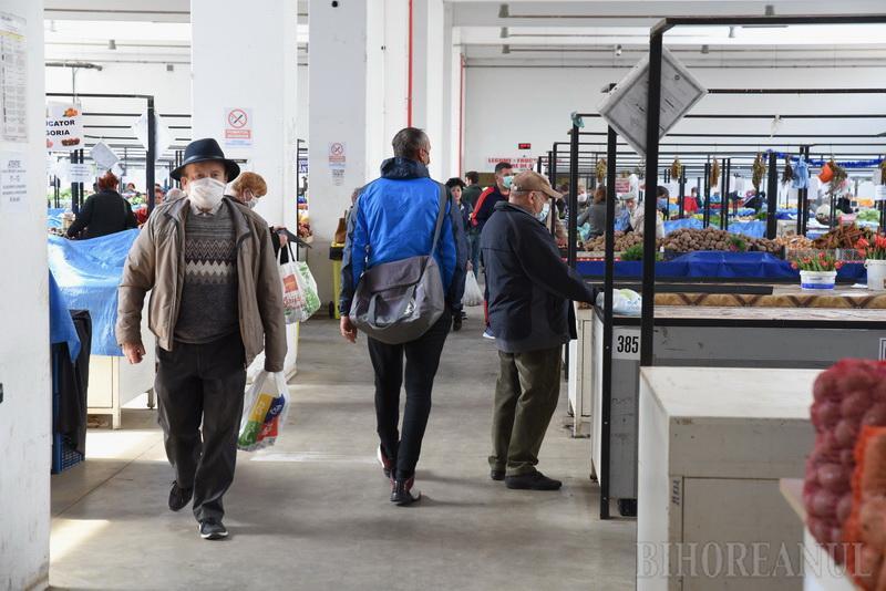 Măsuri anti-coronavirus! Comercianţii şi cumpărătorii sunt testaţi cu termometrul la intrarea în pieţe. "Nu le pasă de noi, vânzările au scăzut"-FOTO