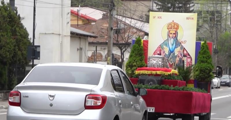 Medicii au lăsat pacienții ca să întâmpine racla cu moaștele Sf. Nifon! Imagini de la Spitalul din Târgoviște