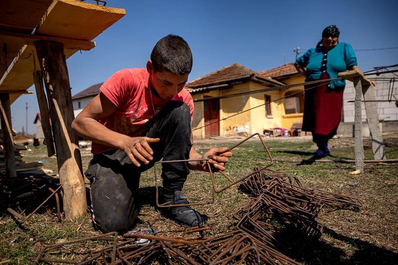 O lecție impresionantă de viață! În timp ce alți adolescenți construiesc doar în jocurile video, un băiat de 16 ani își ridică singur o casă, cu banii câștigați din munca cu ziua