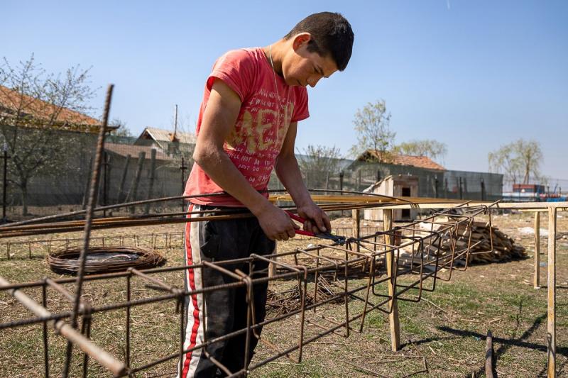 O lecție impresionantă de viață! În timp ce alți adolescenți construiesc doar în jocurile video, un băiat de 16 ani își ridică singur o casă, cu banii câștigați din munca cu ziua