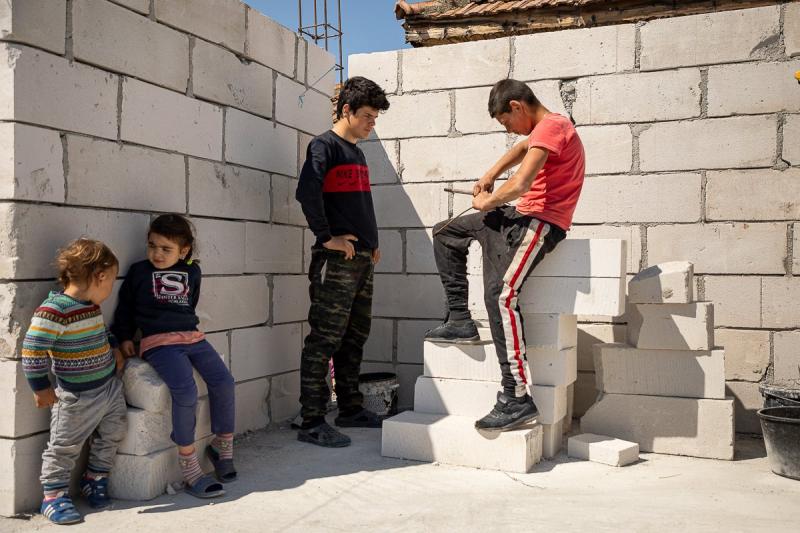 O lecție impresionantă de viață! În timp ce alți adolescenți construiesc doar în jocurile video, un băiat de 16 ani își ridică singur o casă, cu banii câștigați din munca cu ziua