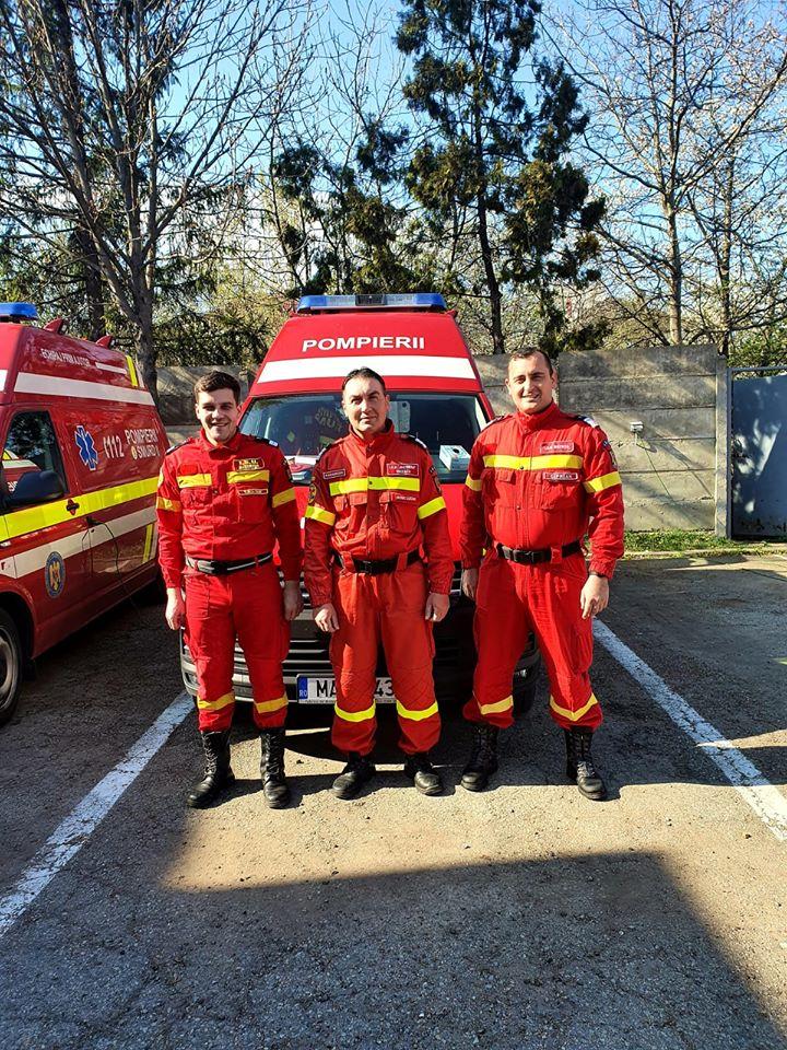 Minunea din Sâmbăta Paștelui! Trei pompieri au ajutat la nașterea unui bebeluș, în Suceava. Mama l-a adus pe lume acasă, în așteptarea Ambulanței