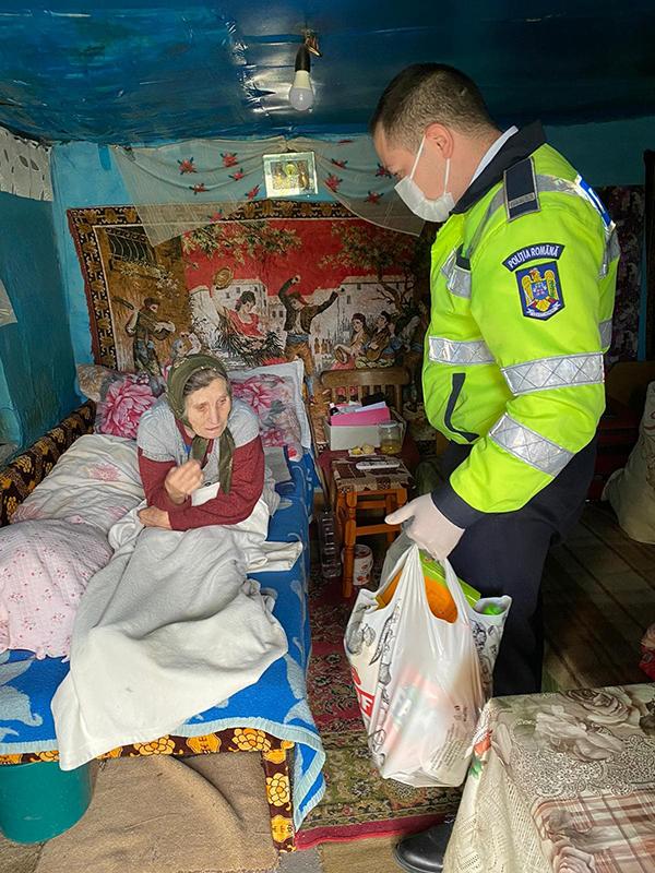 O bătrână singură pe lume, din Vaslui, a sunat la 112 de foame. Tanti Maria a izbucnit în lacrimi: "Să vă dea Dumnezeu sănătate"