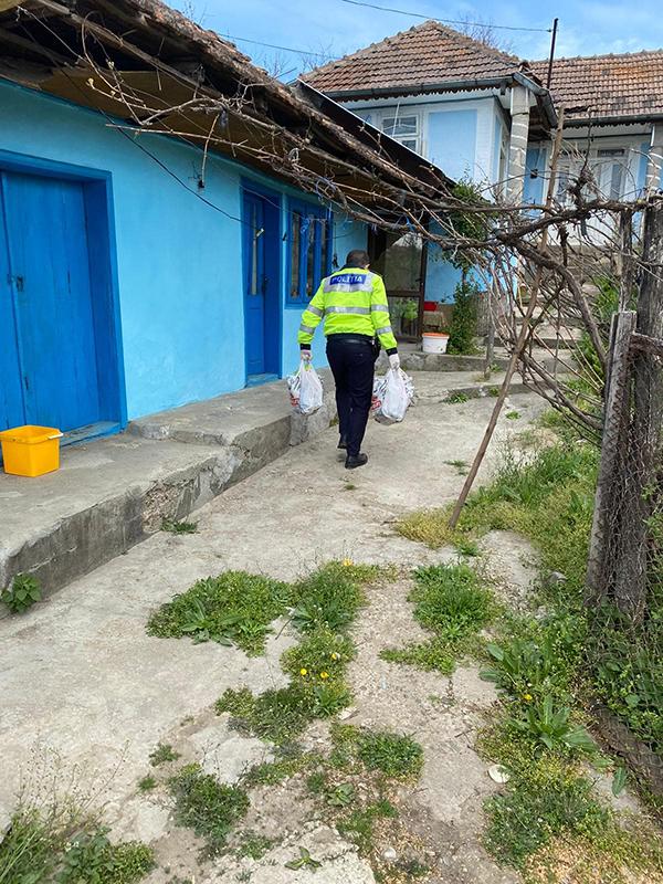 O bătrână singură pe lume, din Vaslui, a sunat la 112 de foame. Tanti Maria a izbucnit în lacrimi: "Să vă dea Dumnezeu sănătate"