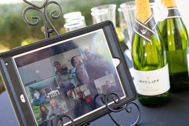 În vremea coronavirusului, oamenii se căsătoresc online. Aceasta este țara în care totul a devenit legal: „Gata, nu mai aveți nicio scuză”