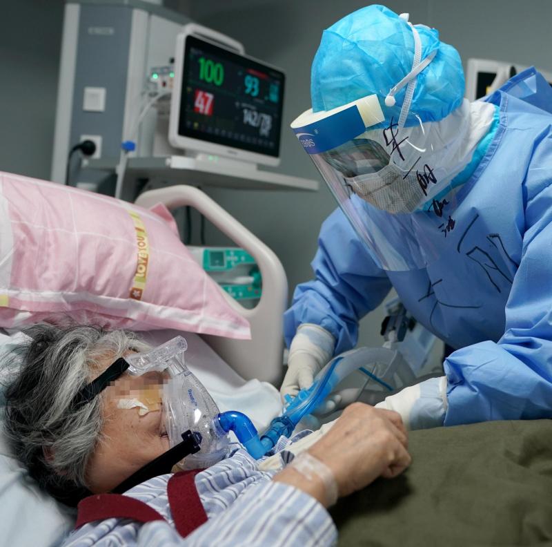 Un nou simptom al coronavirusului atacă pacienții! Pare că le-au degerat picioarele, sunt roșii și tumefiate: „acestea sunt leziuni purpurii"