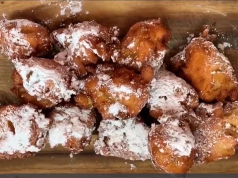 Două rețete simple și delicioase de desert: Gogoși cu mere și Cornulețe cu nucă