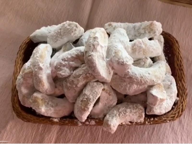 Două rețete simple și delicioase de desert: Gogoși cu mere și Cornulețe cu nucă