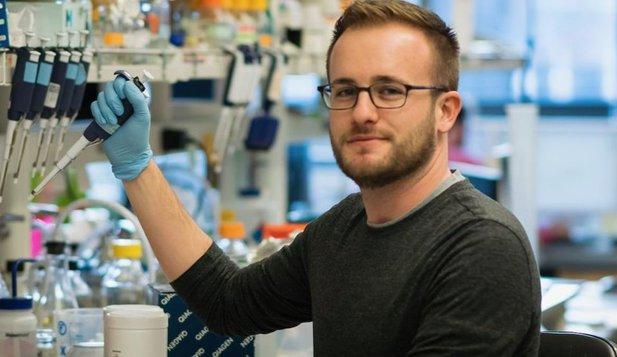 El este tânărul care a acceptat să fie vaccinat împotriva COVID-19. Se expune unor riscuri uriașe: „Există trei posibilități înspăimântătoare”