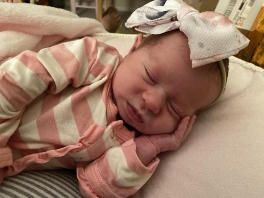 A ajuns la spital cu dureri cumplite de spate. O jumătate de oră mai târziu, ținea un bebeluș în brațe. Al ei: „Am văzut groaza pe chipul soțului meu”