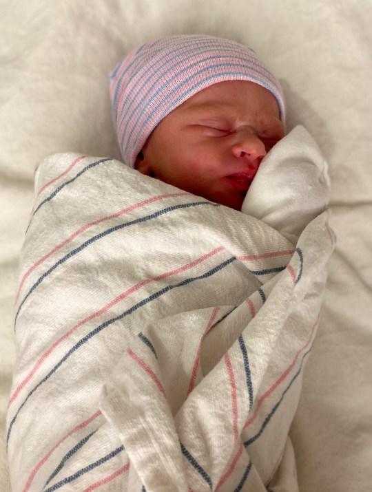 A ajuns la spital cu dureri cumplite de spate. O jumătate de oră mai târziu, ținea un bebeluș în brațe. Al ei: „Am văzut groaza pe chipul soțului meu”