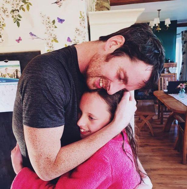 Momentul în care un pompier își strânge în brațe copiii, după o luptă pe viață și pe moarte cu noul coronavirus: „A rămas cu sechele. Nu știm ce se va întâmpla”