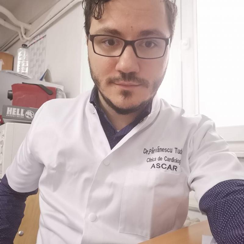 Un medic din Timișoara și-a lipit fotografia de echipamentul de protecție pentru ca bolnavii să-i vadă chipul. Imaginea face furori pe Facebook: ”Bravo, doctore!”