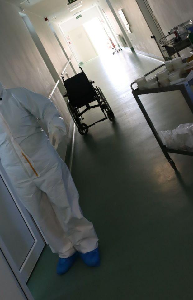 "Pacientul 102", vindecat de Covid-19: "Din spitalele românești ieși și pe picioare, nu doar în coșciug. (...) Simțeam că mi se rup mușchii. Mă durea carnea. Am luat pastile pe care le iau bolnavii de HIV-SIDA!"