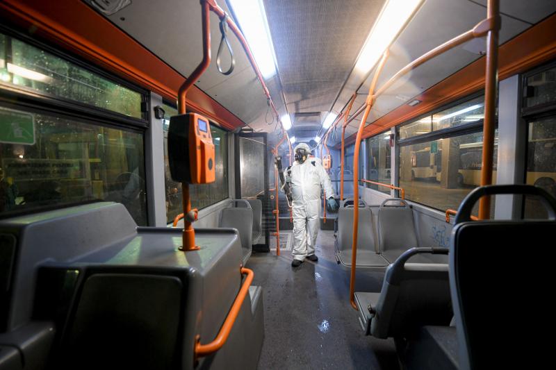 Cum se va face distanțarea socială în metrou, autobuz sau tramvai. Număr limitat de persoane în mijloacele de transport și panouri separatoare