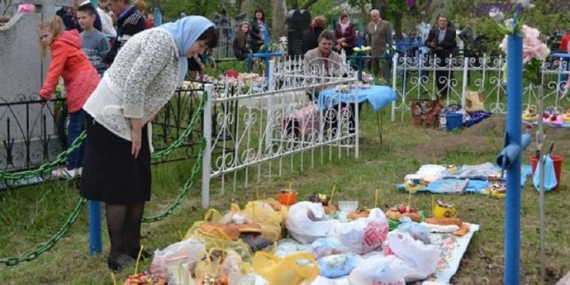 Cruce neagră în calendarul ortodox, 27 aprilie: Paștele Blajinilor, ritualurile pentru pomenirea celor adormiți