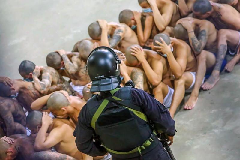 Protecție împotriva COVID-19? Nu și pentru ei! Deținuți din El Salvador, îngrămădiți, la pământ, aproape goi! Imagini tulburătoare! FOTO