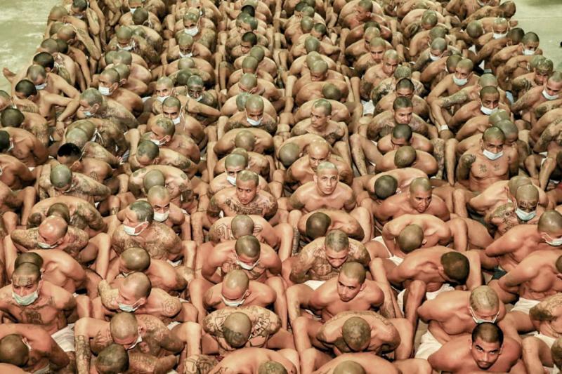 Protecție împotriva COVID-19? Nu și pentru ei! Deținuți din El Salvador, îngrămădiți, la pământ, aproape goi! Imagini tulburătoare! FOTO