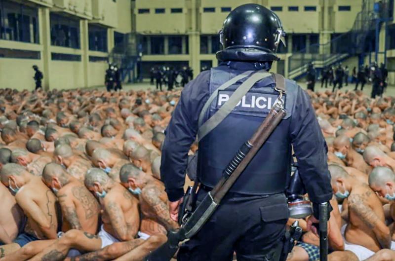 Protecție împotriva COVID-19? Nu și pentru ei! Deținuți din El Salvador, îngrămădiți, la pământ, aproape goi! Imagini tulburătoare! FOTO