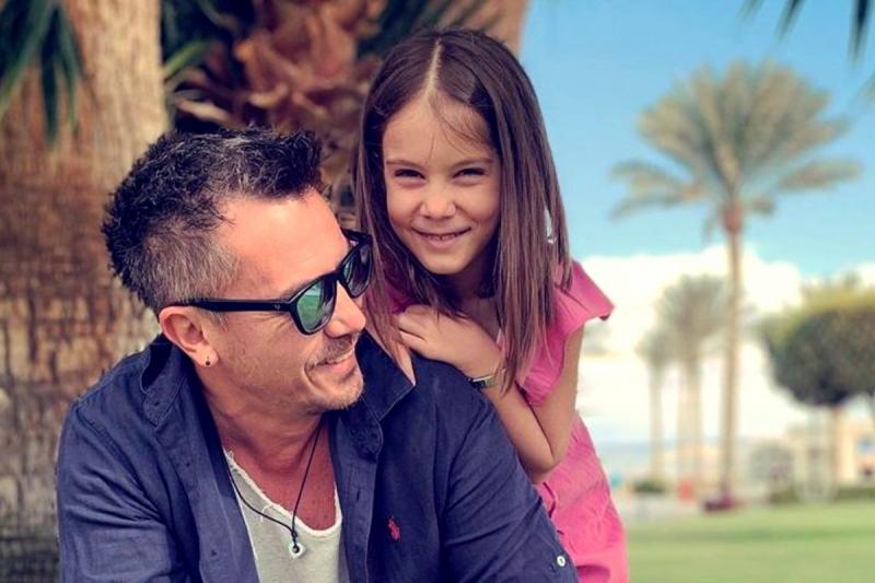 Este câștigătorul Asia Express, dar îi cunoști trecutul? A iubit cele mai frumoase românce, a jucat în scene deocheate și s-a căsătorit în bermude! Cum arată soția lui și cu ce se ocupă 