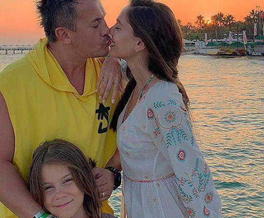 Este câștigătorul Asia Express, dar îi cunoști trecutul? A iubit cele mai frumoase românce, a jucat în scene deocheate și s-a căsătorit în bermude! Cum arată soția lui și cu ce se ocupă 