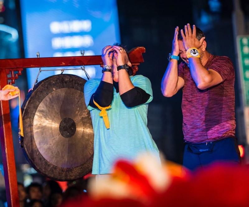 Este câștigătorul Asia Express, dar îi cunoști trecutul? A iubit cele mai frumoase românce, a jucat în scene deocheate și s-a căsătorit în bermude! Cum arată soția lui și cu ce se ocupă 