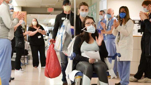 O tânără infectată cu noul coronavirus a născut cât era în comă, ținută în viață doar de aparate. Zece zile mai târziu, mămica își ținea bebelușul în brațe