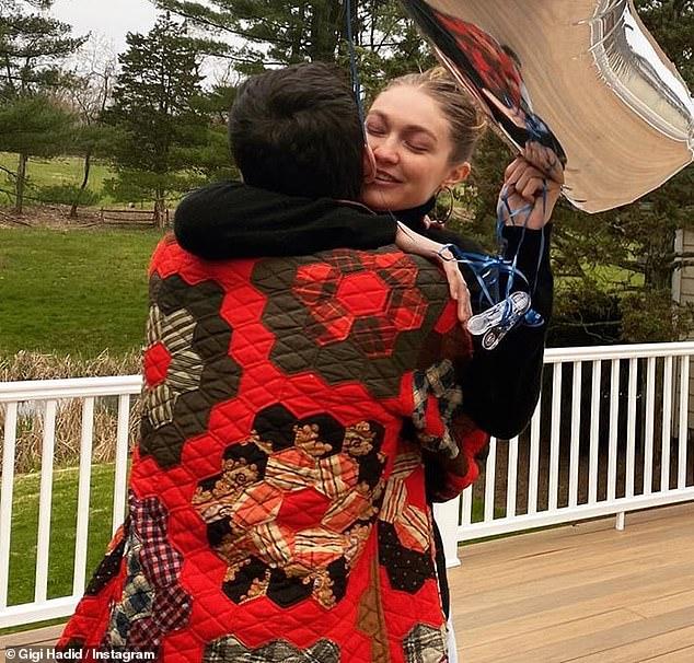Foto cu burtica de graviduță! Gigi Hadid, modelul internațional, este insarcinată în cinci luni cu Zyan! "A dezvăluit până acum secretul doar familiei și prietenilor apropiați"