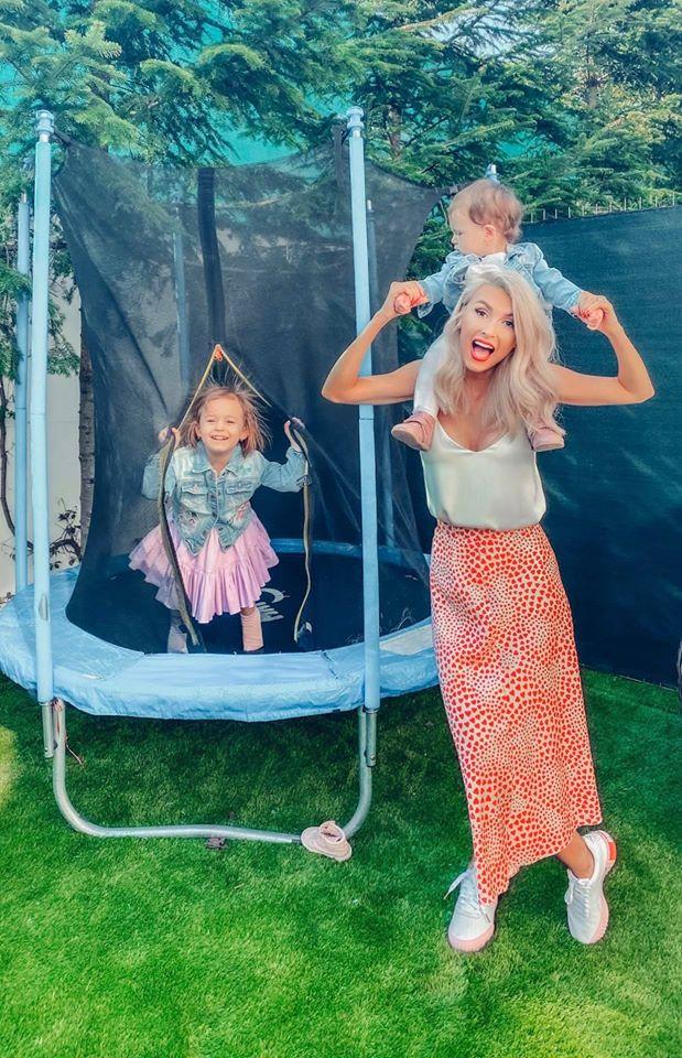 Activități fun în autoizolare! Ce face Andreea Bălan în carantină. Fiica cea mare, îi calcă pe urme. “Mă imită!”