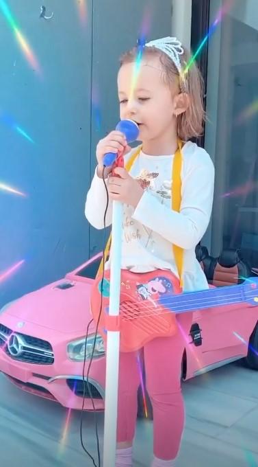 Activități fun în autoizolare! Ce face Andreea Bălan în carantină. Fiica cea mare, îi calcă pe urme. “Mă imită!”