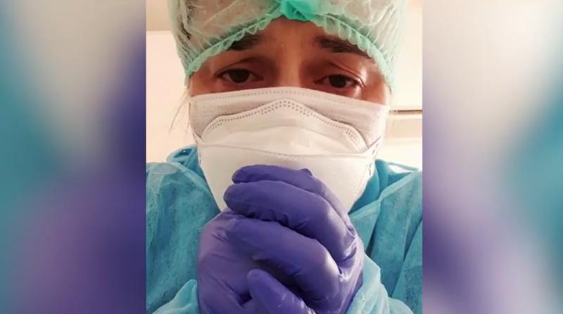 Nu s-a rugat la Dumnezeu, ci la români! O asistentă din Deva s-a filmat în spital, cu lacrimi în ochi: „Atât vă cer. Nu v-am cerșit”