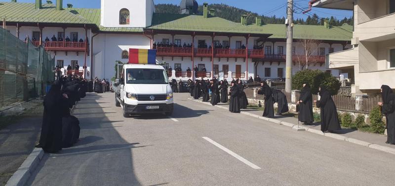 Imagini istorice! Racla cu Moaștele Sfintei Parascheva a fost scoasă din Catedrala Mitropolitană. Este a treia oară în 360 de ani când s-a întâmplat