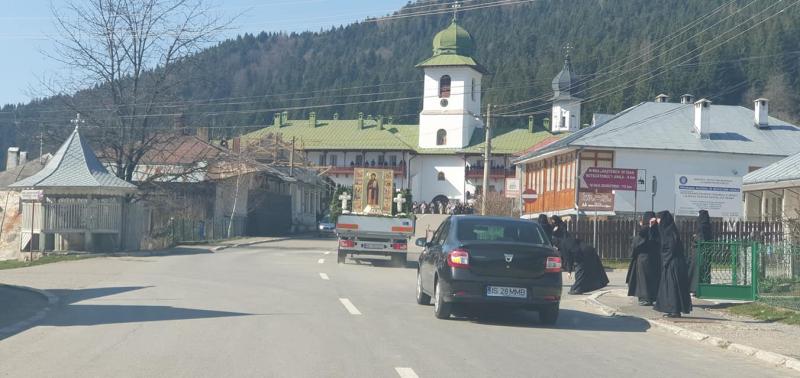 Imagini istorice! Racla cu Moaștele Sfintei Parascheva a fost scoasă din Catedrala Mitropolitană. Este a treia oară în 360 de ani când s-a întâmplat