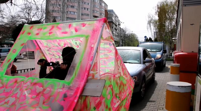 Un buzoian și-a făcut propria izoletă electrică, pentru a merge la un fast food preferat! Șoferii au privit uluiți