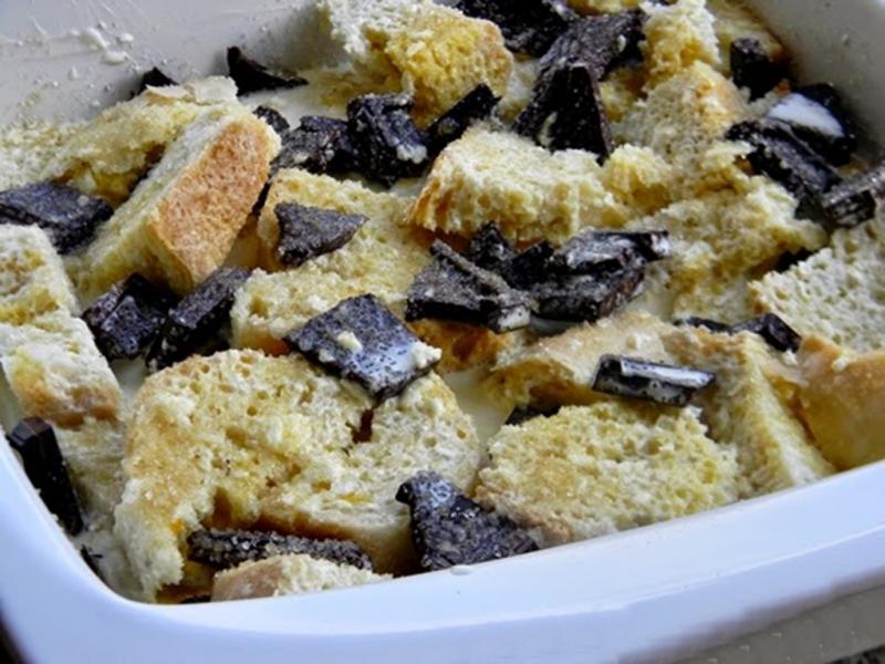 Cum putem folosi pâinea veche pentru a evita risipa alimentară? Preparăm o budincă din pâine cu ciocolată, rapidă și delicioasă