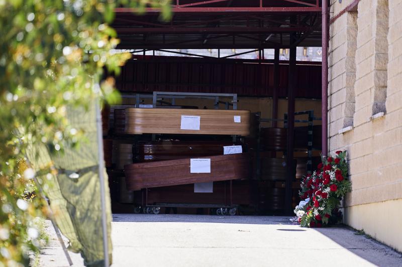 "Cei prezenți lângă sicriu fac LIVE pentru cei dragi, de acasă!" O înmormântare la fiecare 15 minute în Spania. Cimitirele s-au umplut până la refuz