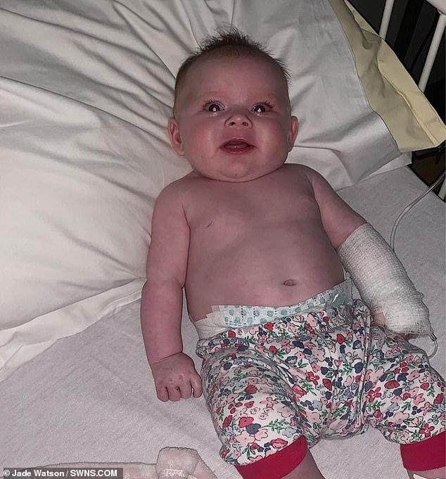 „Bebelușul meu ardea! Abia puteam să o ating! Mi-au spus că nu are cum să fie coronavirus. Așa a ajuns!” - Greșeala uriașă făcută de medicii din Marea Britanie