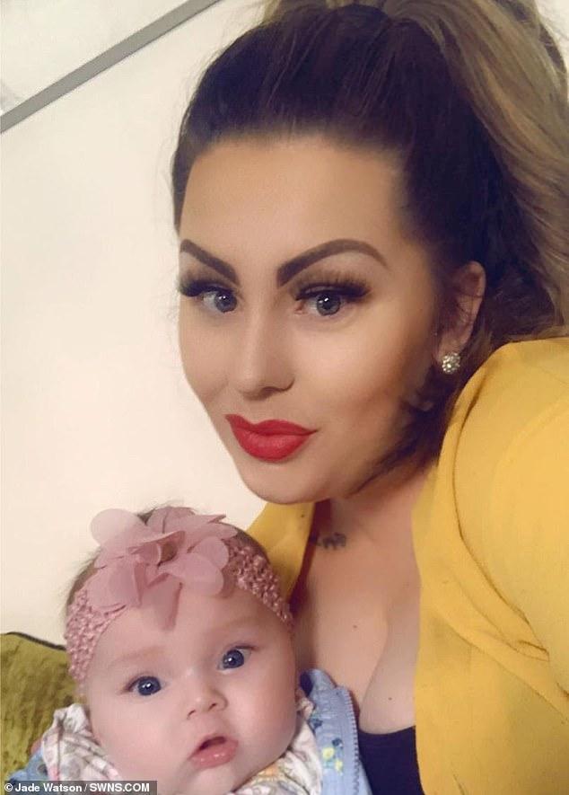 „Bebelușul meu ardea! Abia puteam să o ating! Mi-au spus că nu are cum să fie coronavirus. Așa a ajuns!” - Greșeala uriașă făcută de medicii din Marea Britanie