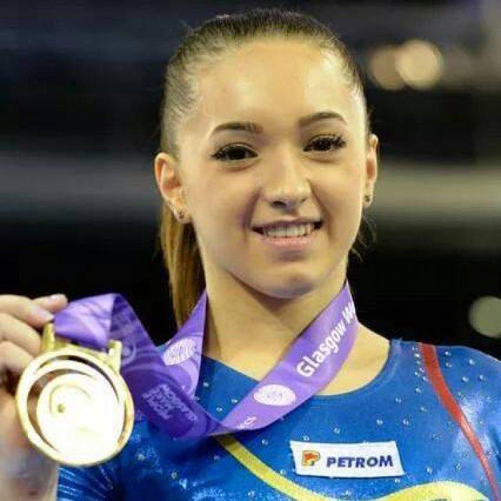 Imagine de zile mari! Gimnasta Larisa Iordache, polițist de profesie, a ieșit pe stradă să-și ajute colegii, din cauza lipsei de personal