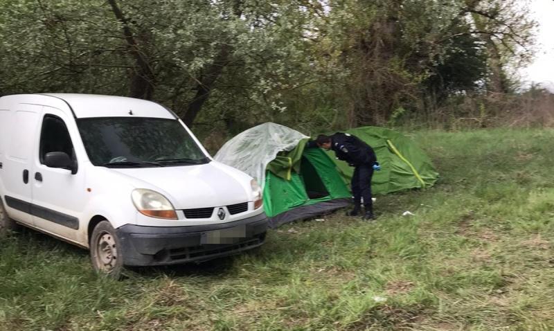 Imagini virale în Alba! Mai mulți tineri au făcut grătar pe malul râului Mureş și și-au montat corturi ca să fie "ca acasă"