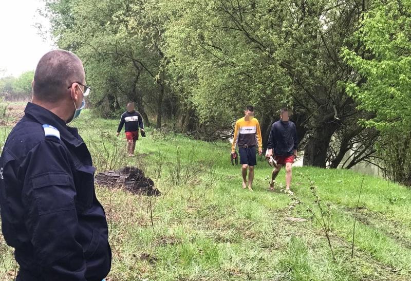 Imagini virale în Alba! Mai mulți tineri au făcut grătar pe malul râului Mureş și și-au montat corturi ca să fie "ca acasă"