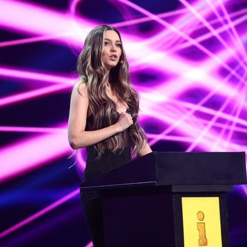 FOTO | Cine este MIRA, jucăușa artistă care a flirtat pe scena iUmor cu Bendeac! "Mi-au chemat și viitoarea soție să facă roast"