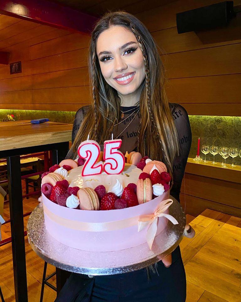 FOTO | Cine este MIRA, jucăușa artistă care a flirtat pe scena iUmor cu Bendeac! "Mi-au chemat și viitoarea soție să facă roast"