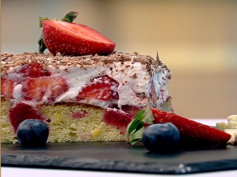 Desert de sezon cu căpșuni. Rețetă de prăjitură cu multe căpșuni, frișcă și ciocolată