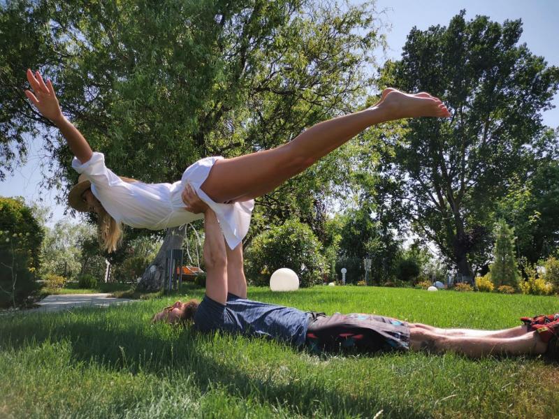 Are mușchi și un corp bine lucrat! Dar stai sa vezi cum se antrenează Dani Oțil! Gabriela este cea care îl ajută! | Video