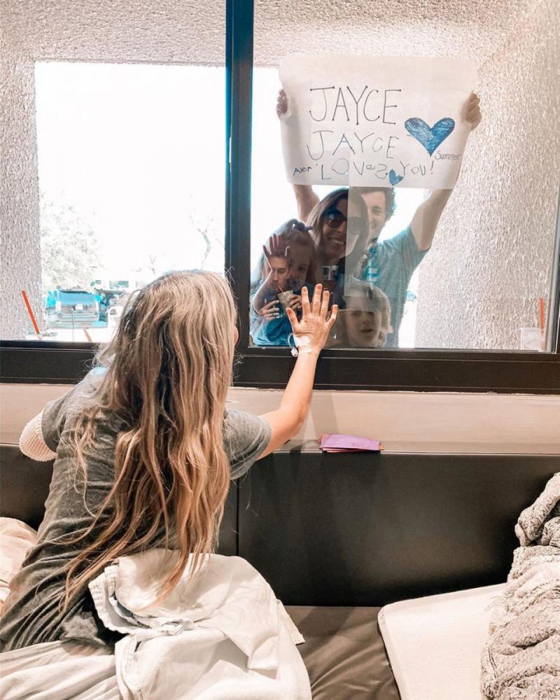 „Am născut singură, într-un salon de spital, în plină pandemie. Bebelușul meu a murit înainte să apuc să îl țin în brațe”