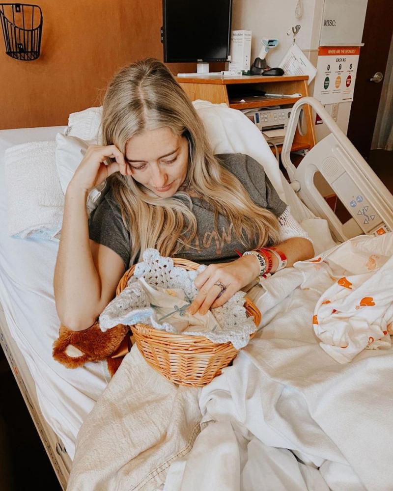 „Am născut singură, într-un salon de spital, în plină pandemie. Bebelușul meu a murit înainte să apuc să îl țin în brațe”