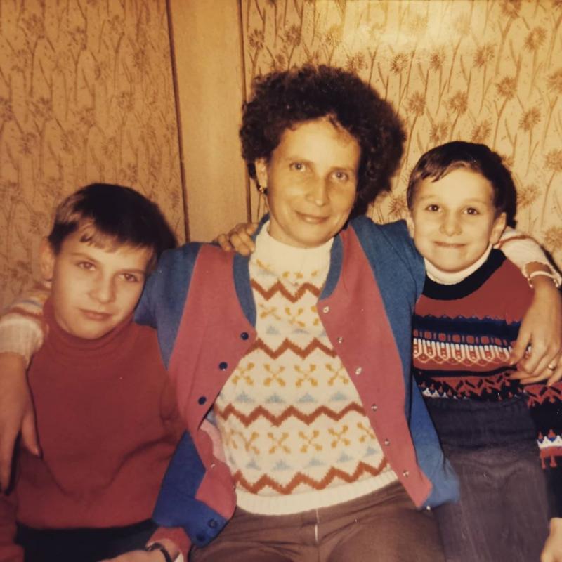 Este celebru, carismatic, foarte îndrăgit și apare zilnic la televizor! Recunoști personajul? |FOTO