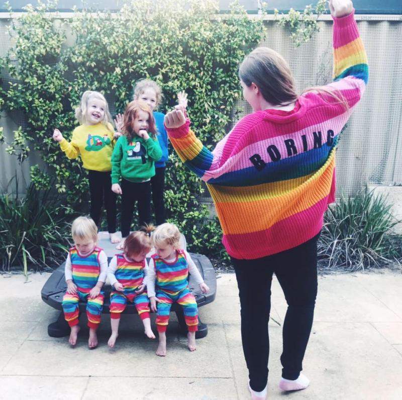 A adus pe lume trei copii, o pereche de tripleți și urmează să nască gemeni. Ea e mama eroină la 27 de ani: ”Sunt entuziasmată să am o familie mare!”